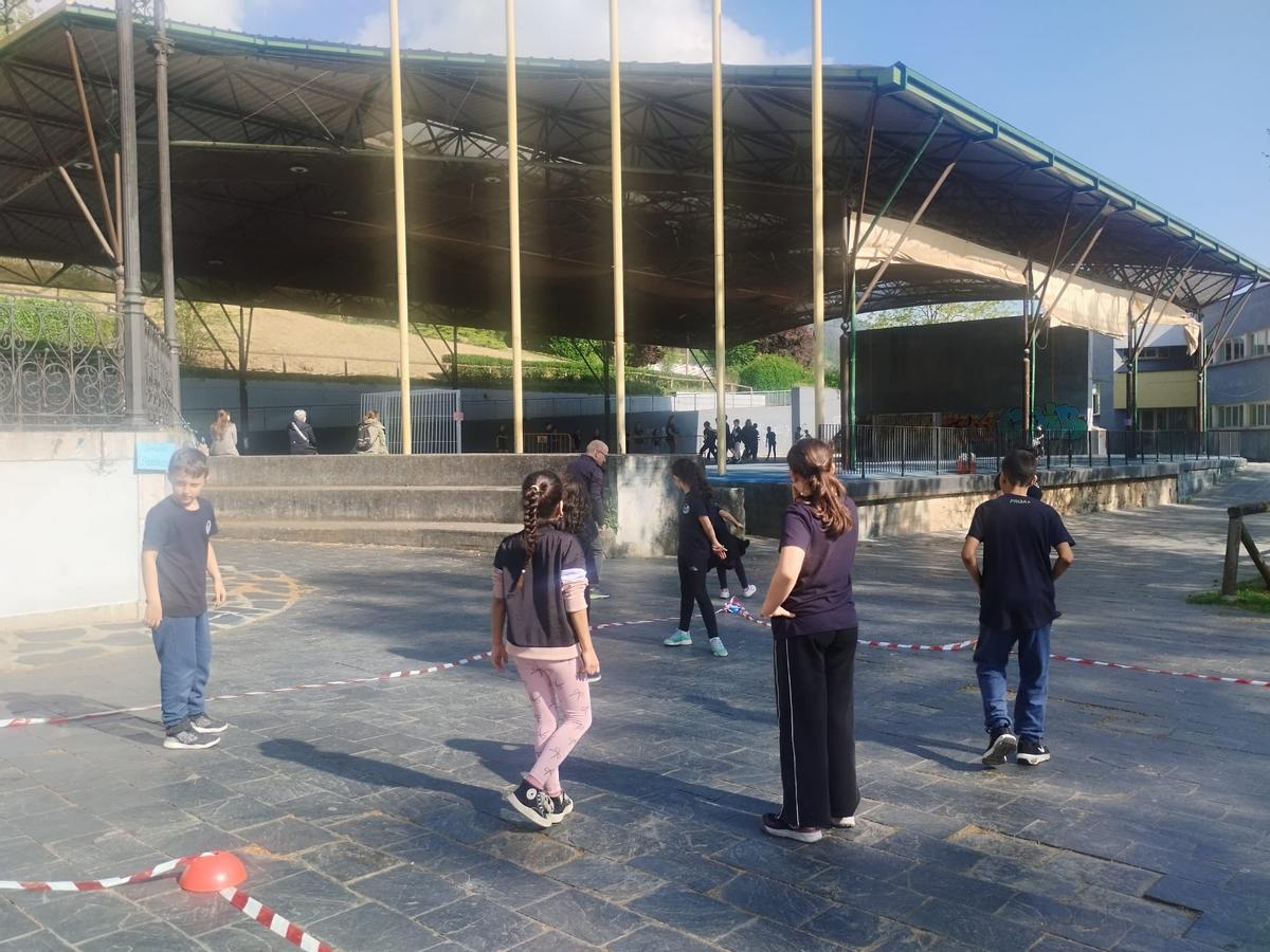 Así fue la jornada de Educación Física en la Calle del colegio Bernardo Gurdiel de Grado