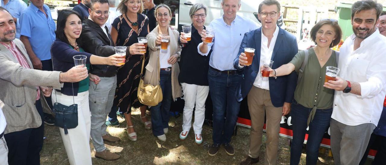 Feijóo y Rueda, rodeados de los conselleiros, se toman una cerveza en la romería de O Pino. |  // XOÁN ÁLVAREZ