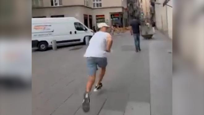 Cazados por unas 'gafas espía': los Mossos detienen a dos ladrones que robaron una cadena de oro a una turista en el Raval