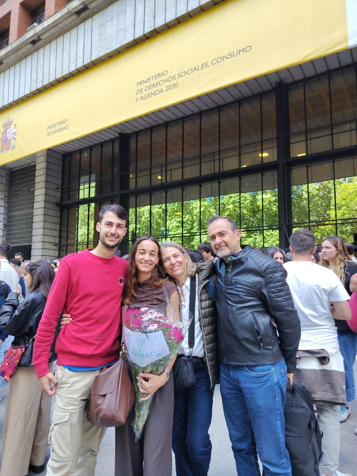Manuel junto a su pareja Julia y sus padres, Manuel y Elena