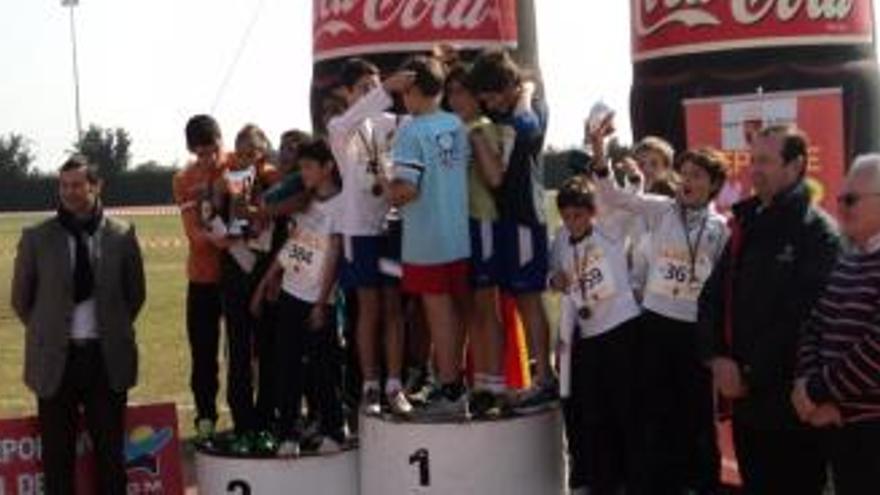 Un momento de la entrega de premios por equipos, que contó con la asistencia del director general de Deportes, Antonio Peñalver, a la izquierda.