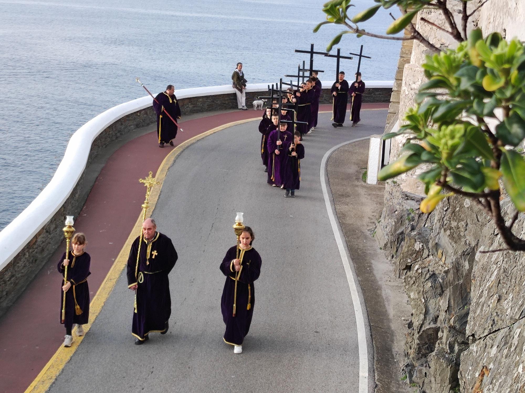 Así fue la procesión de bajada que abre la Semana Santa de Luarca