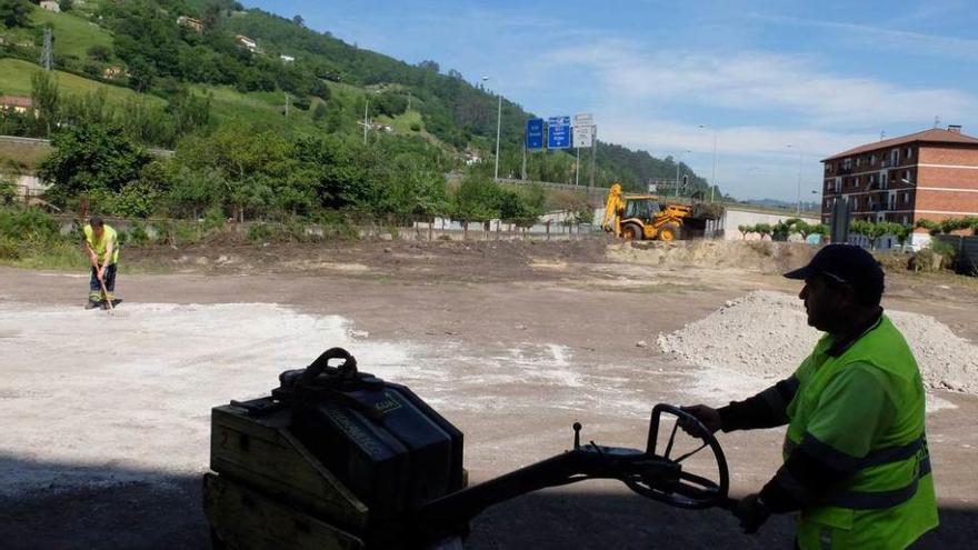 Operarios trabajando en los terrenos del aparcamiento.