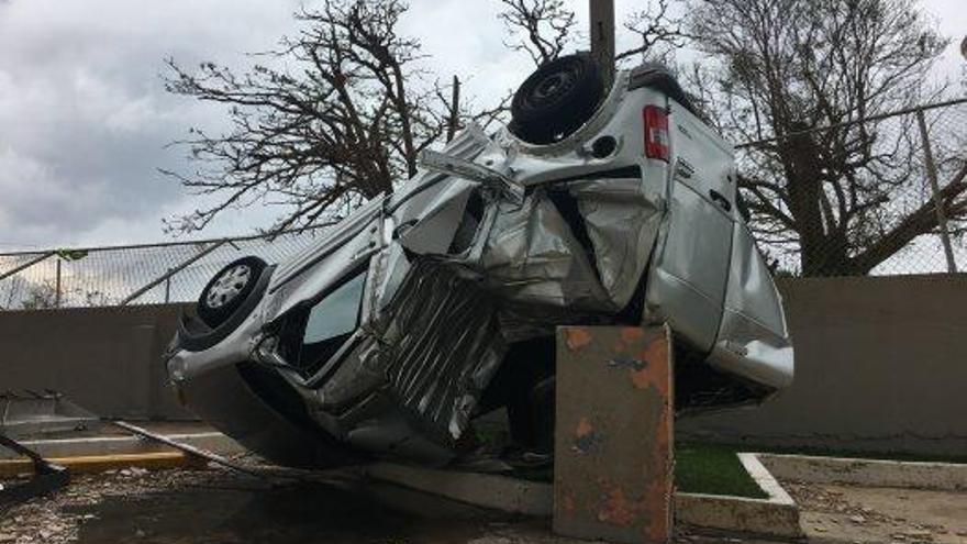 Un cotxe després del pas de Maria