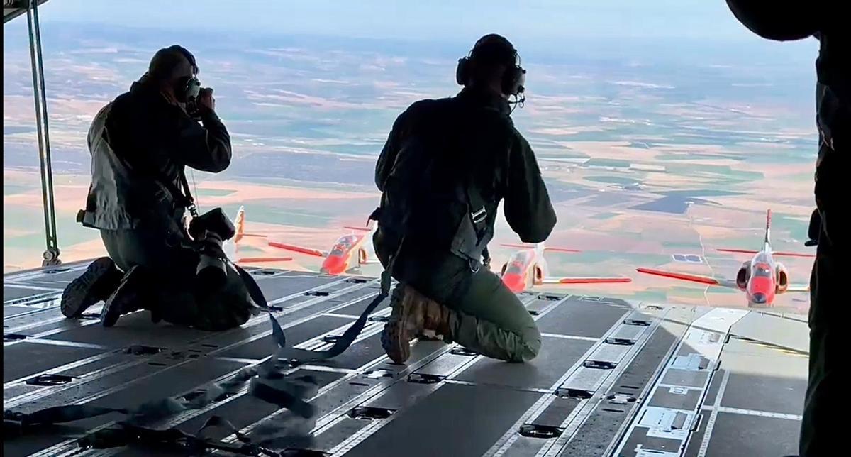 Fotógrafos del Ejército del Aire, en la rampa abierta de un A400 para captar el vuelo de la Patrulla Águila el pasado 1 de abril.