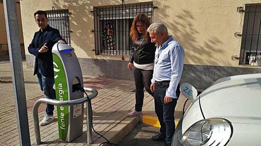 El alcalde Luciano Huerga y los concejales Sandra Veleda y Manuel Burón durante la presentación del nuevo punto de recarga eléctrica. A. G.