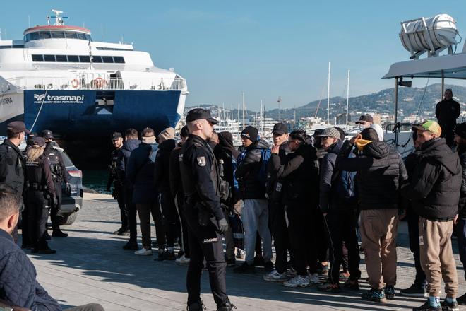 Galería: inmigrantes llegados a Formentera en patera son trasladados a Ibiza