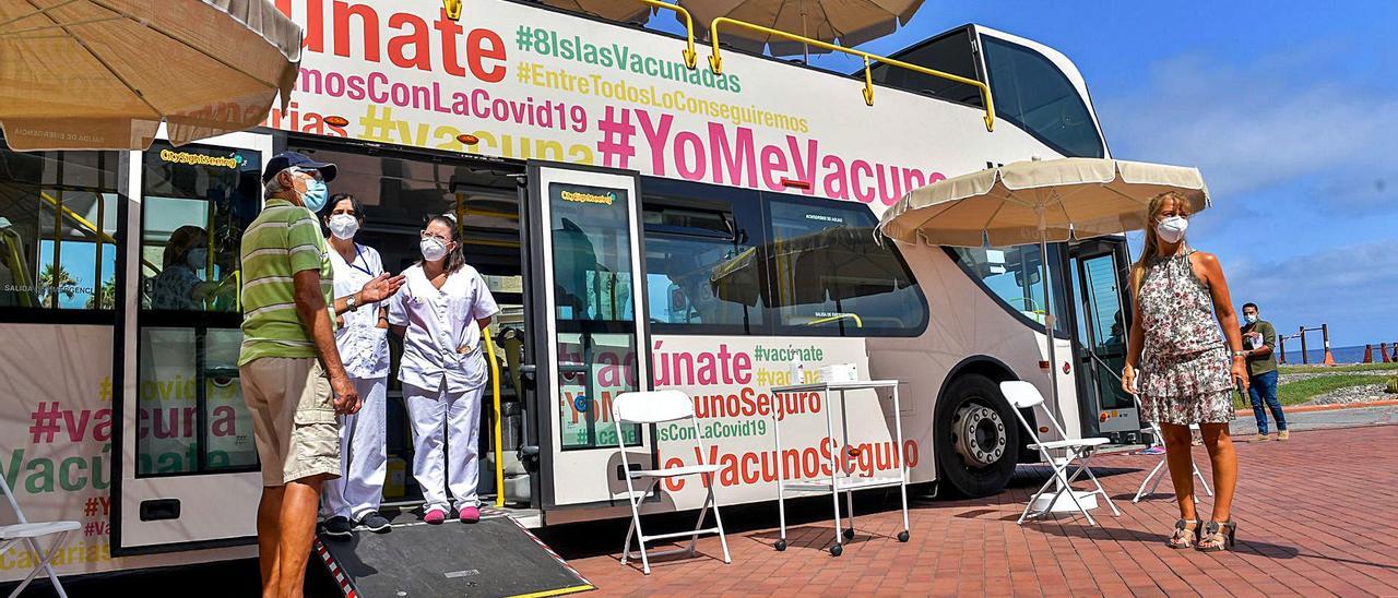 La vacuaguagua en los Jardines del Atlántico, el primer día de la campaña itinerante de vacunación . | |