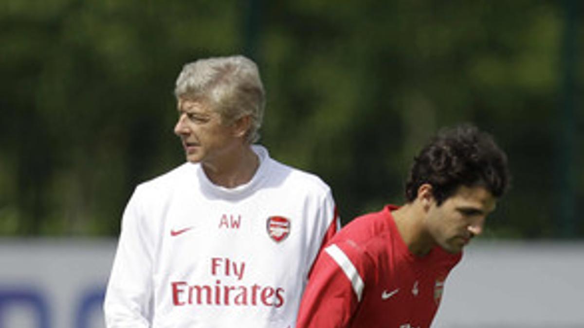 Cesc, junto a Wenger, en uno de sus últimos entrenamientos con el Arsenal, hace una semana.