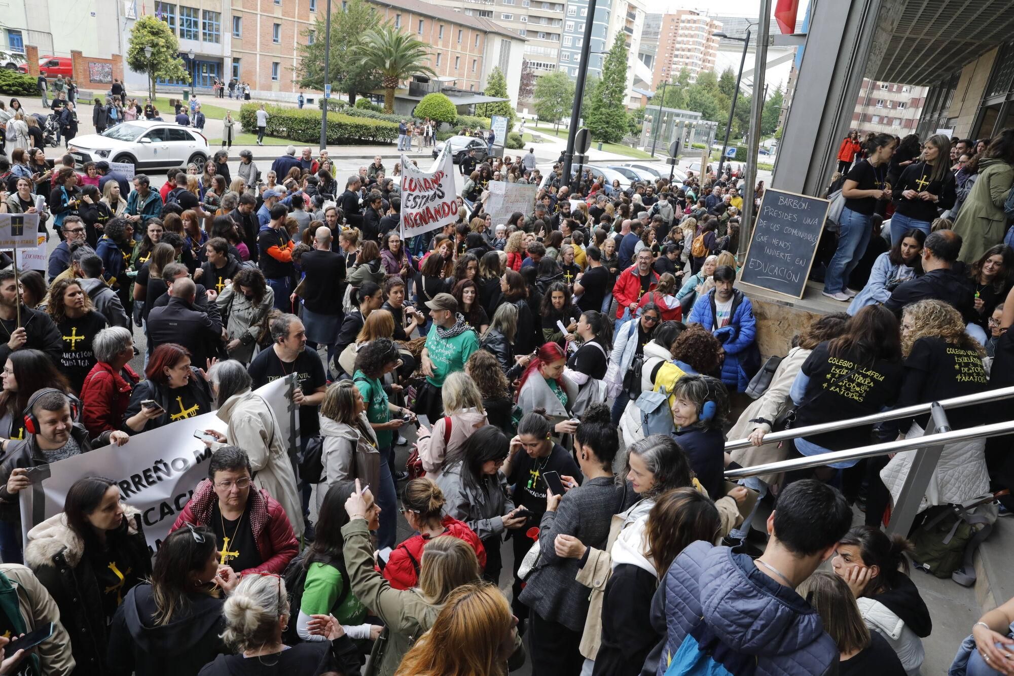 Cientos de profesores se concentran en Oviedo mientras Gobierno y sindicatos negocian.