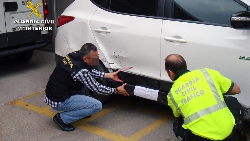 La Guardia Civil examina el coche.