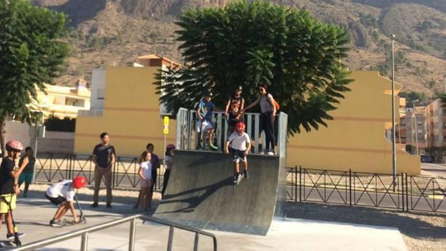 Varios jóvenes en la rampa del nuevo «Skate Park».