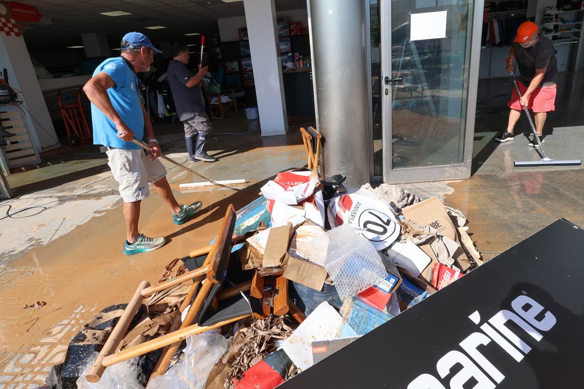 Todas las imágenes de los trabajos de limpieza en los locales de Ibiza inundados por el temporal