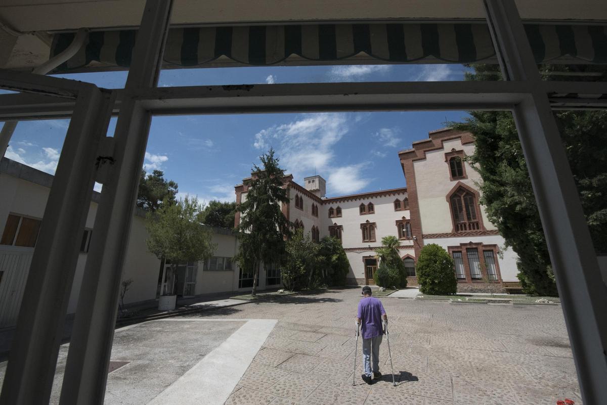 El centre s’ubica  a la Llar Sant Joan de Déu, antiga casa de les germanetes dels pobres a les Escodines