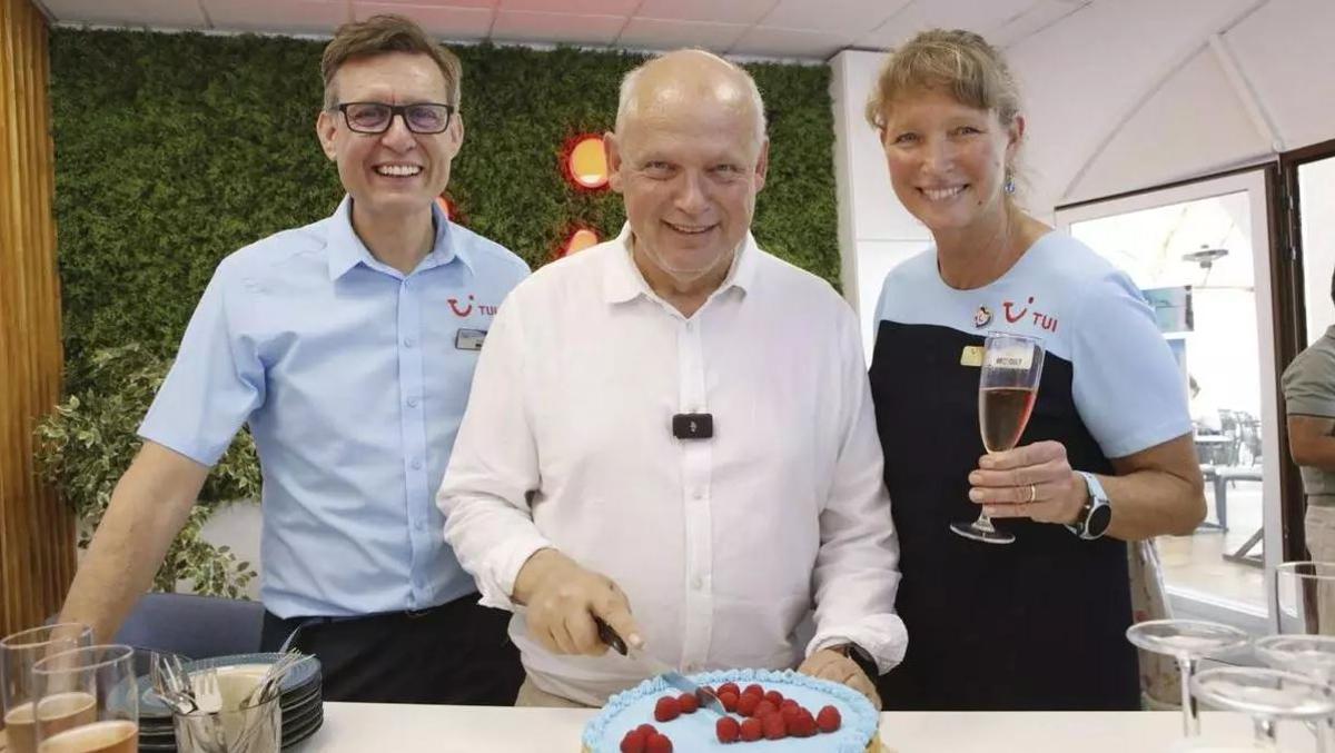 Con motivo de la inauguración de la agencia de viajes Tui en Mallorca, sus responsables Antonio Sorroche y Conny Winze repartieron tarta de queso junto al director ejecutivo Sebastian Ebel