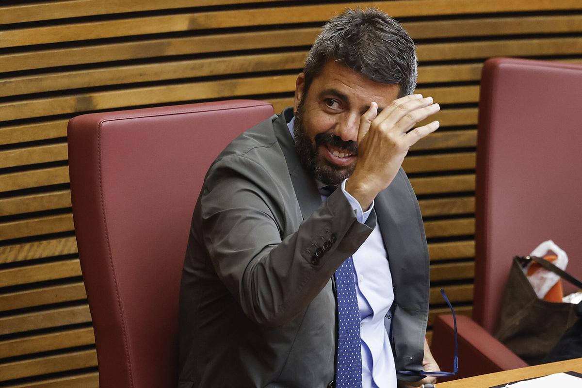 El diputado Carlos Mazón durante una sesión de control, en Les Corts Valencianes, el 30 de abril
