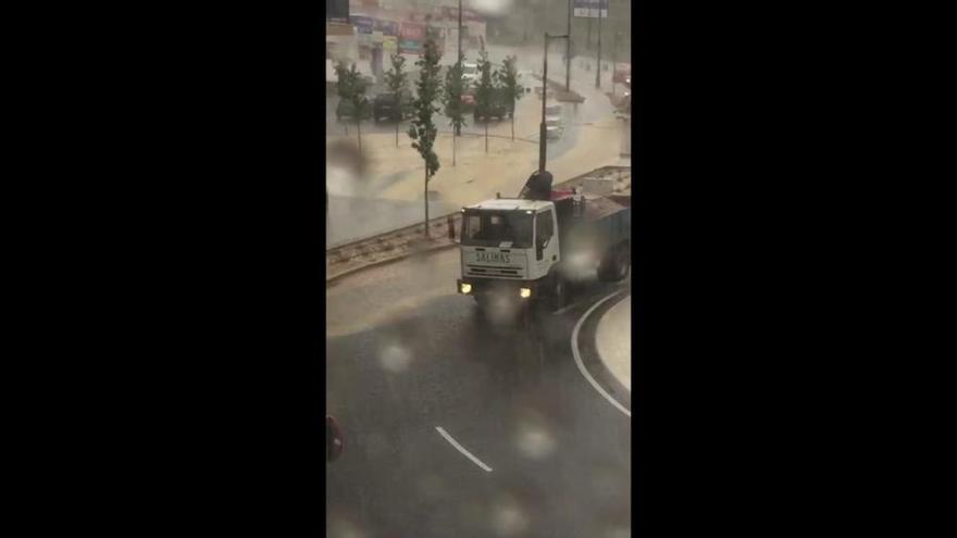 Una fuerte tormenta anega la nueva rotonda del Collao en Alcoy