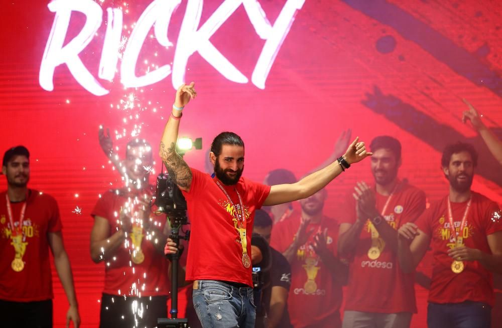 La selección celebra el título mundial en Madrid.