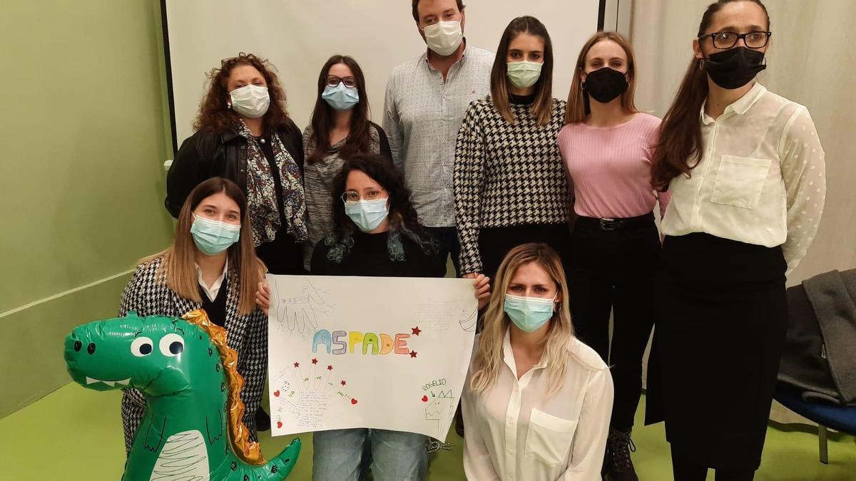 Un momento de la presentación del centro dedicado a jóvenes con problemas de salud mental, con la mascota.