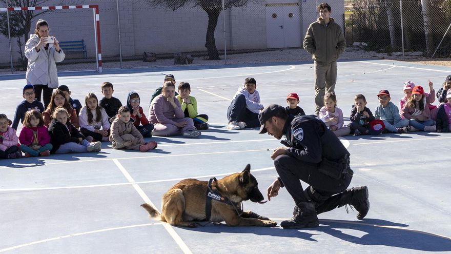 La Unidad Canina de la Policía Local de Caravaca realiza exhibiciones en los colegios del municipio