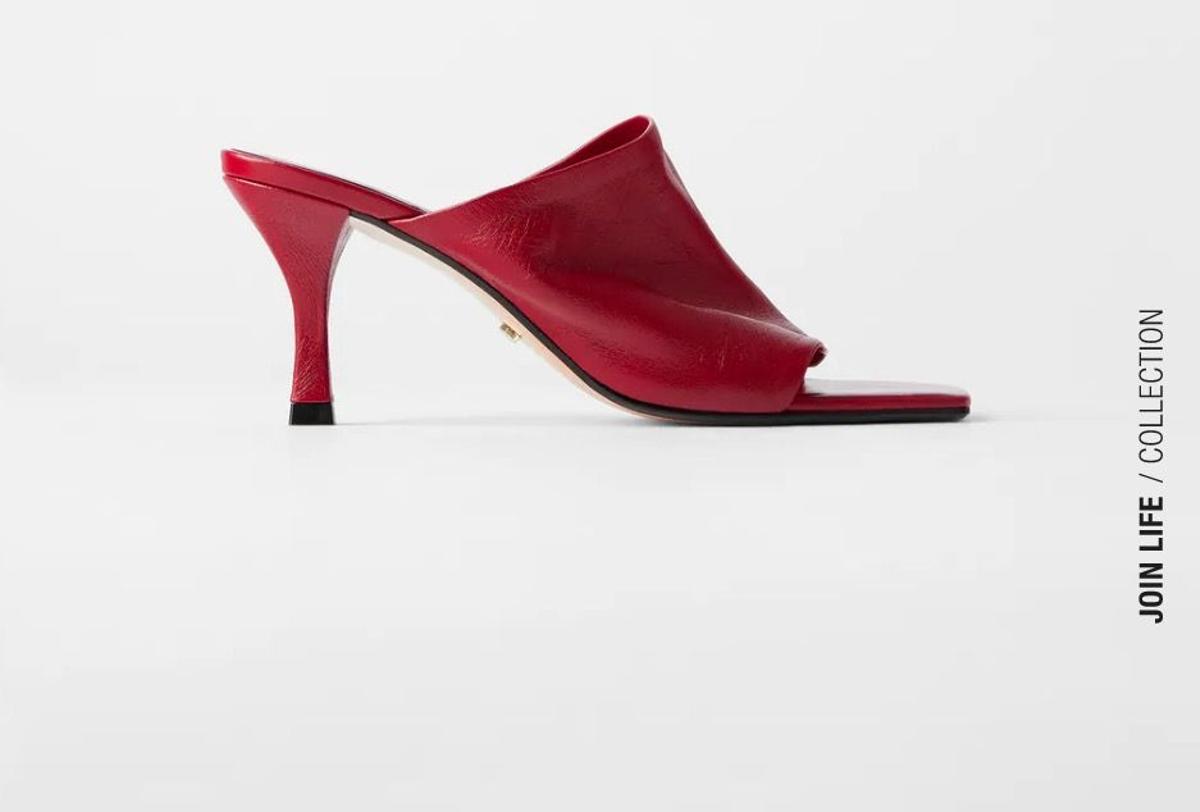 Mules de piel color rojo, de Zara