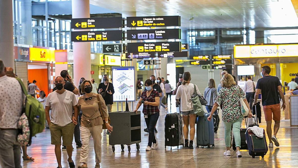 Miles de turistas llegaron ayer al aeropuerto de Alicante-Elx durante todo el día.