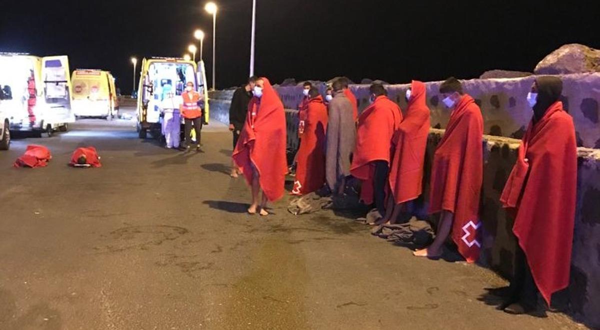 Los inmigrantes rescatados a su llegada al Muelle Comercial de Arrecife en la madrugada del miércoles.