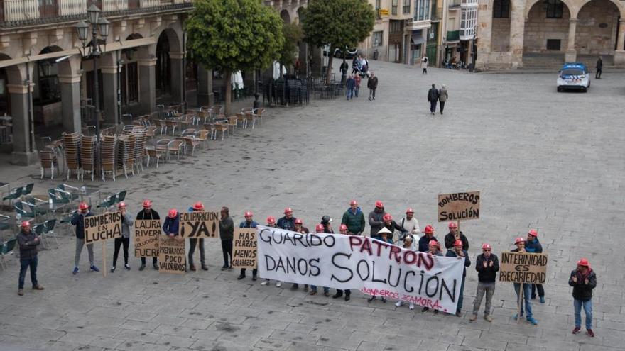 Protesta de los bomberos frente al Ayuntamiento de Zamora.