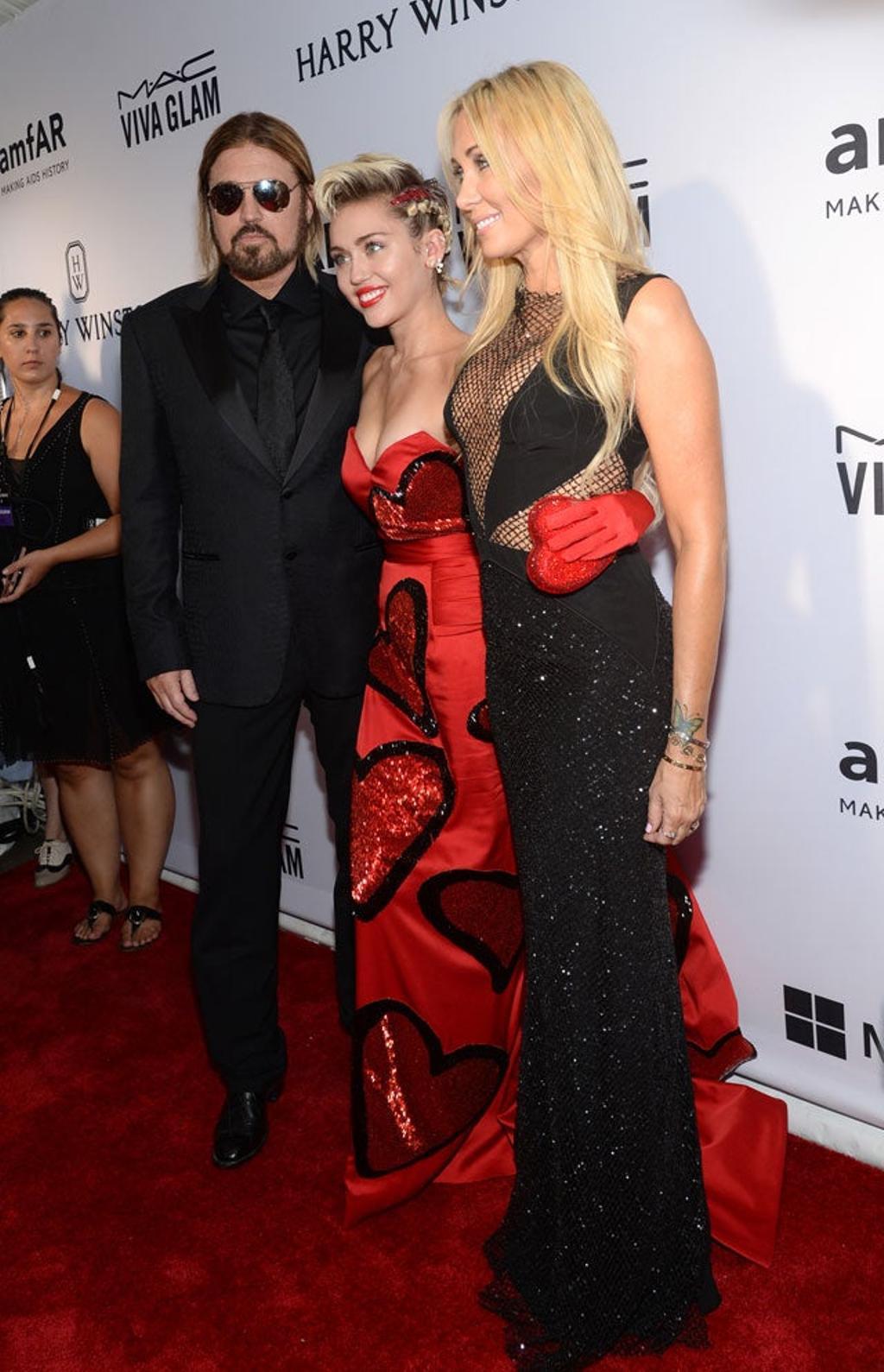 Miley Cyrus y sus padres en la gala inspirational de amFAR en Nueva York