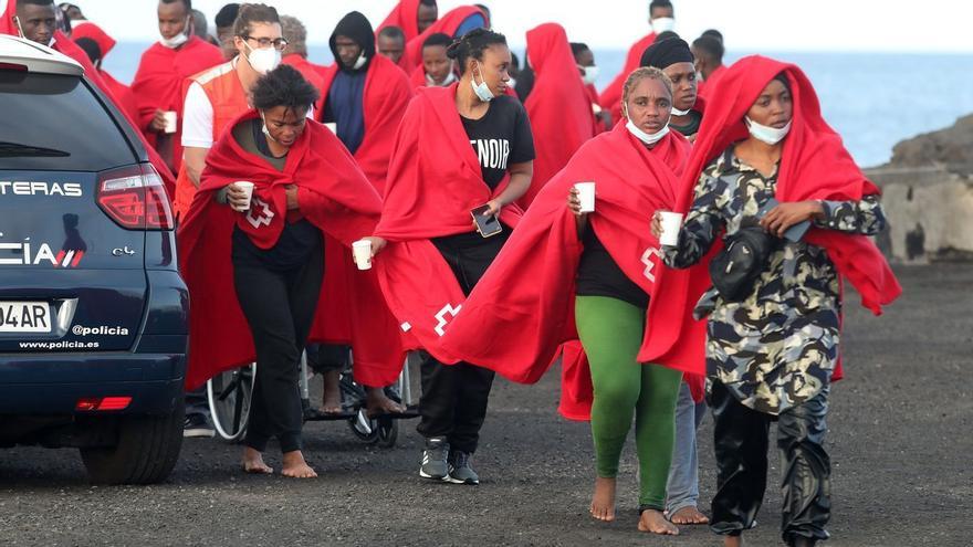 Rescatados unos 317 migrantes de siete pateras en una noche frenética en Lanzarote