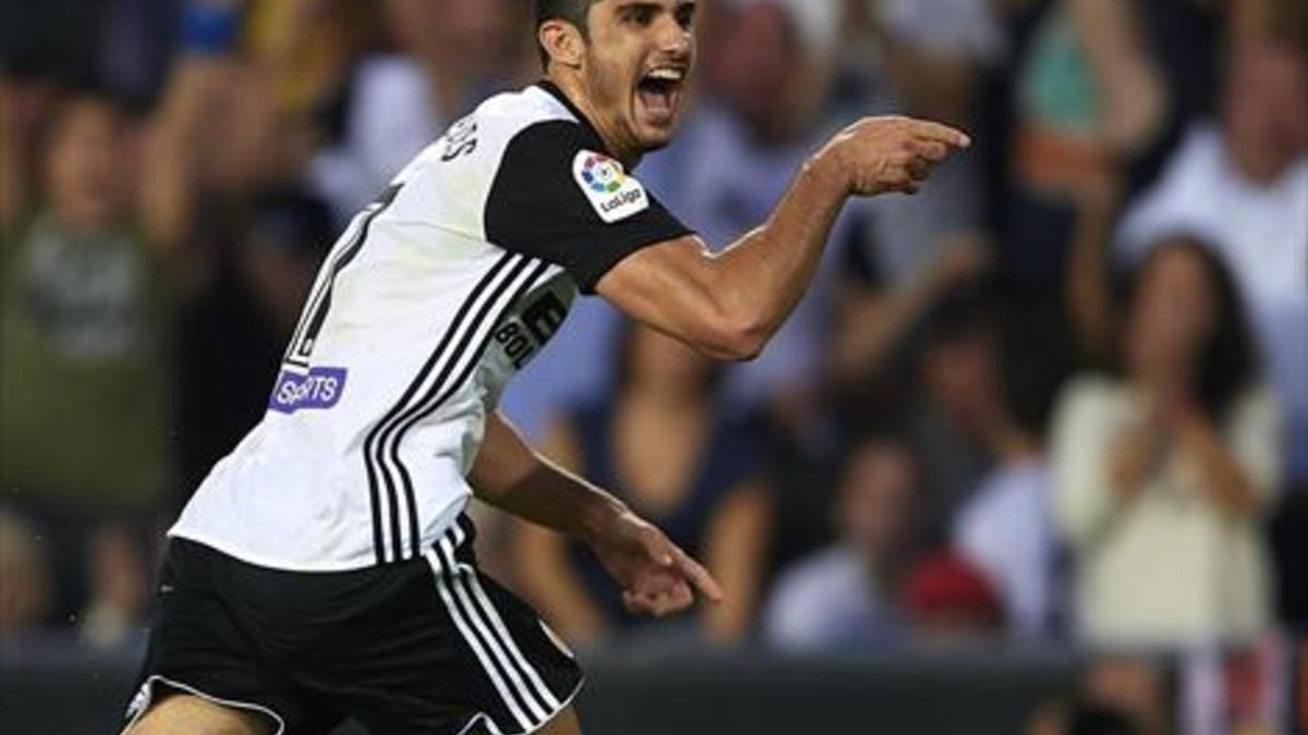 Guedes celebra el primer gol del Valencia al Sevilla, ayer, en Mestalla.