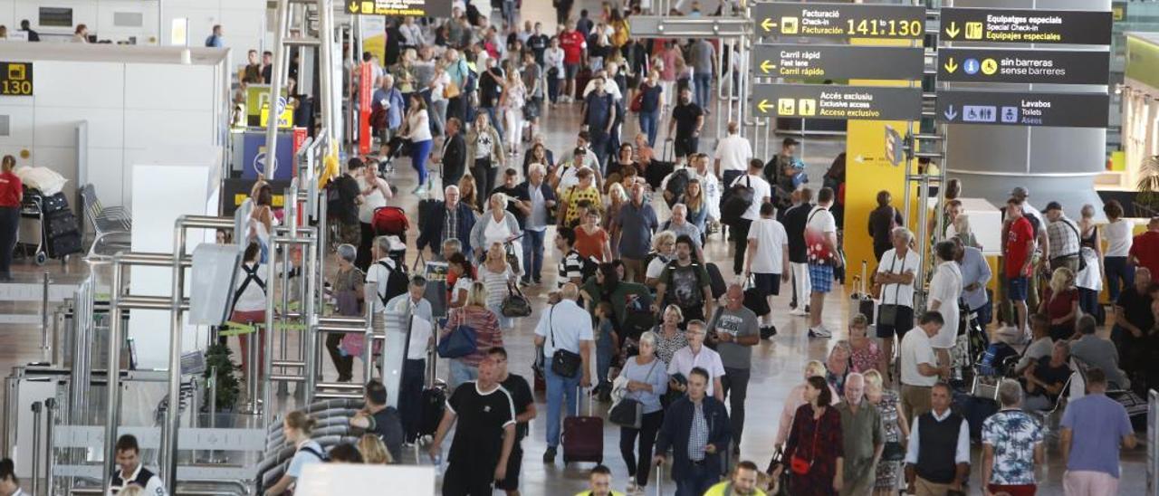 Pasajeros moviéndose por la terminal del aeropuerto en una imagen del pasado mes de octubre.