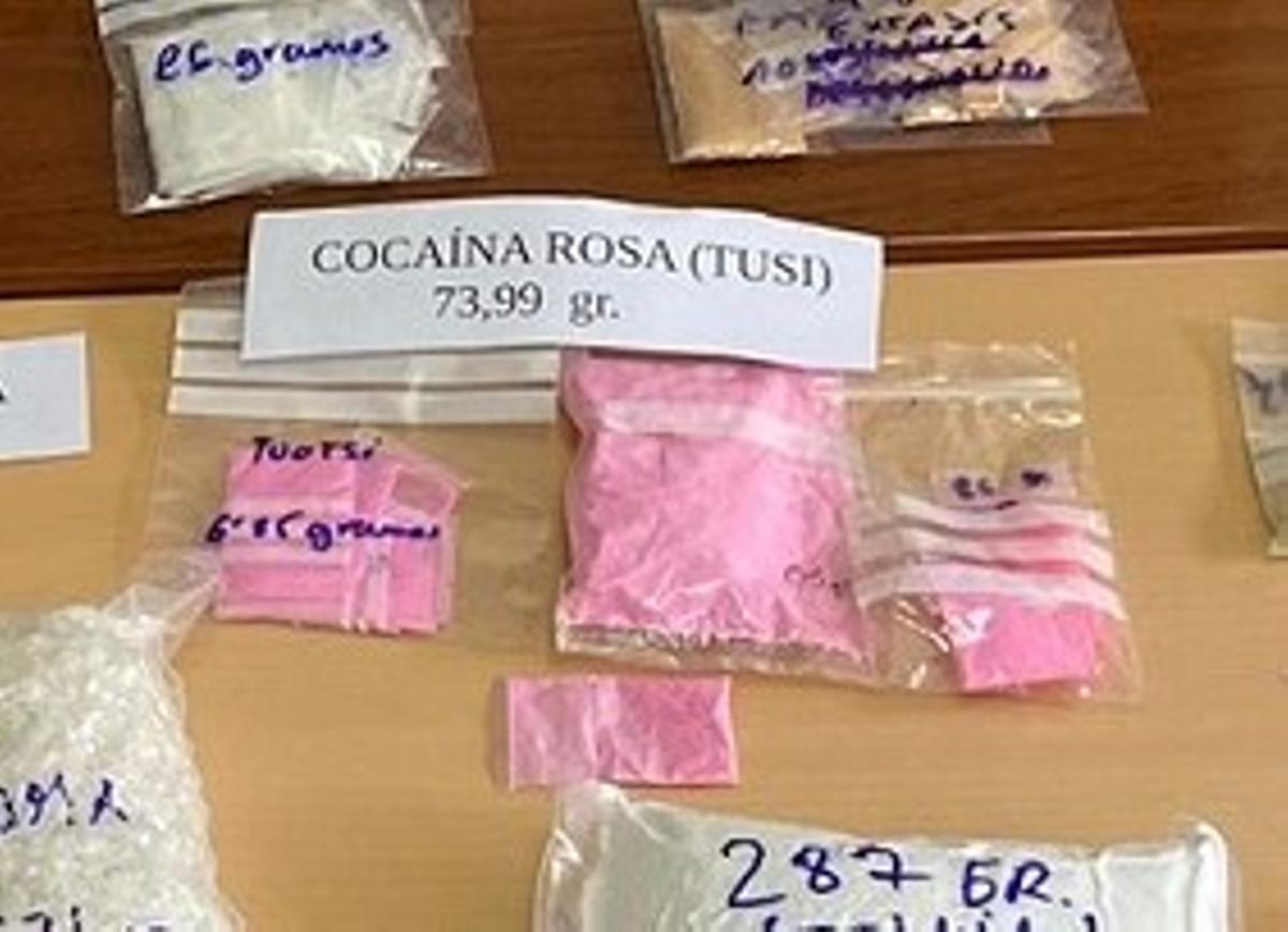 Alijo de droga incautado por la Policía Nacional en el que se incautó cocaína rosa.