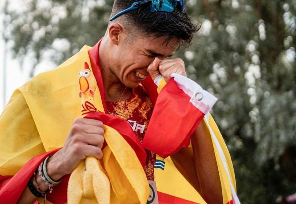 Un atleta español llora tras la victoria, agarrando a McPollo del pescuezo.