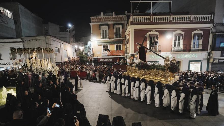 Entre el Puente Romano y la Puerta de la Villa, Mérida escribe un Miércoles Santo de dolor y luto