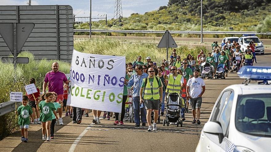 Vecinos de Cerro Gordo de Badajoz salen a la calle para reclamar su colegio