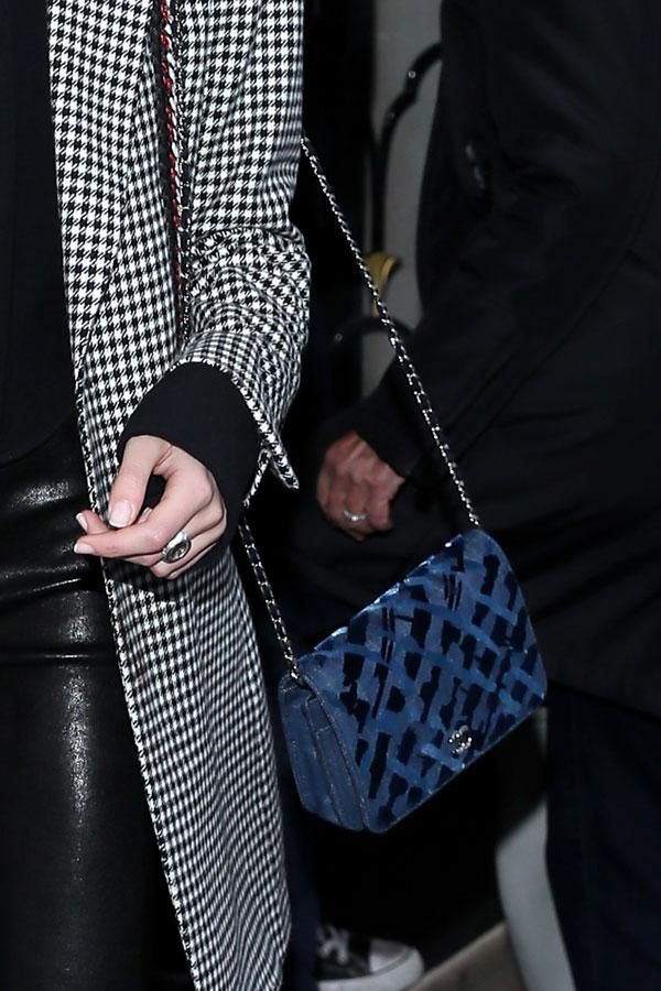 Kaia Gerber en París con minibolso de Chanel
