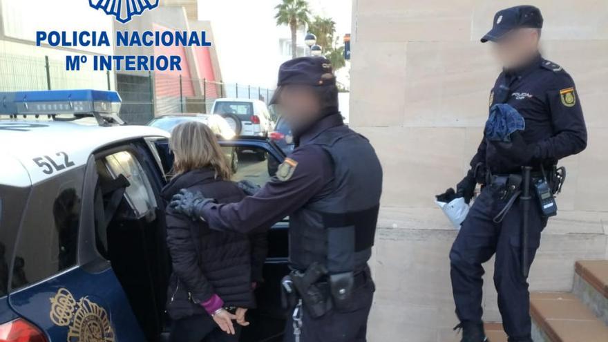 Policías detienen a una mujer por el intento de atraco a un toxicómano.