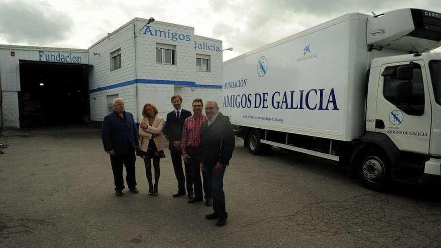 La Fundación Amigos de Galicia presentó ayer su nuevo camión isotermo. // Iñaki Abella