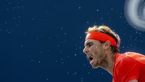 WTX17. Toronto (Canada), 12/08/2018.- Perspiration comes off Rafael Nadal of Spain as he serves to Stefanos Tsitsipas of Greece during the final match of the Rogers Cup men’s tennis tournament in Toronto, Canada, 12 August 2018. (Tenis, Grecia, España) EFE/EPA/WARREN TODA