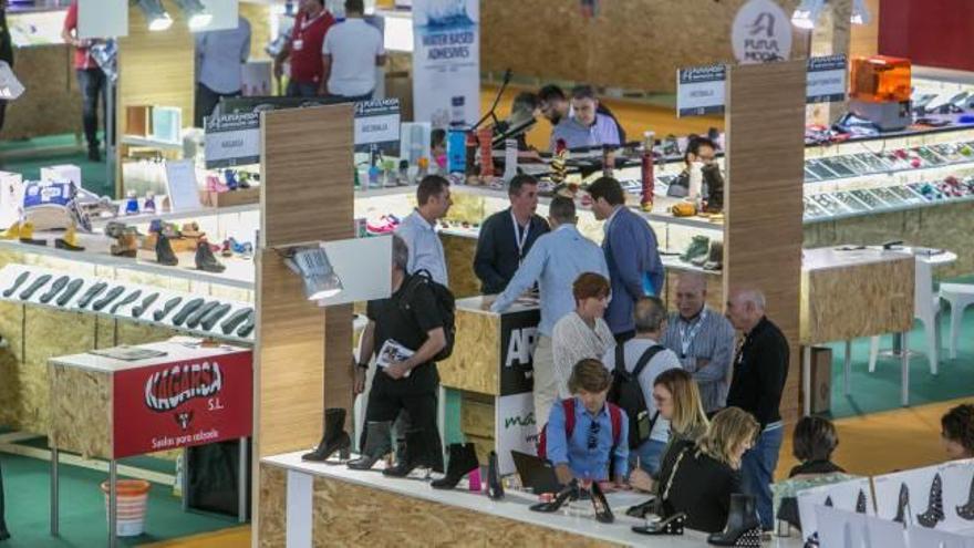 Visitantes en los expositores de la última edición de Futurmoda que se celebró en la Institución Ferial Alicantina.