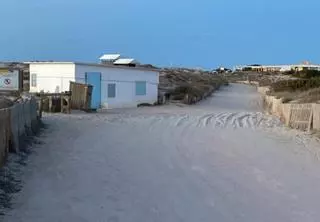 Colapso en los caminos e invasión del sistema dunar en ses Illetes