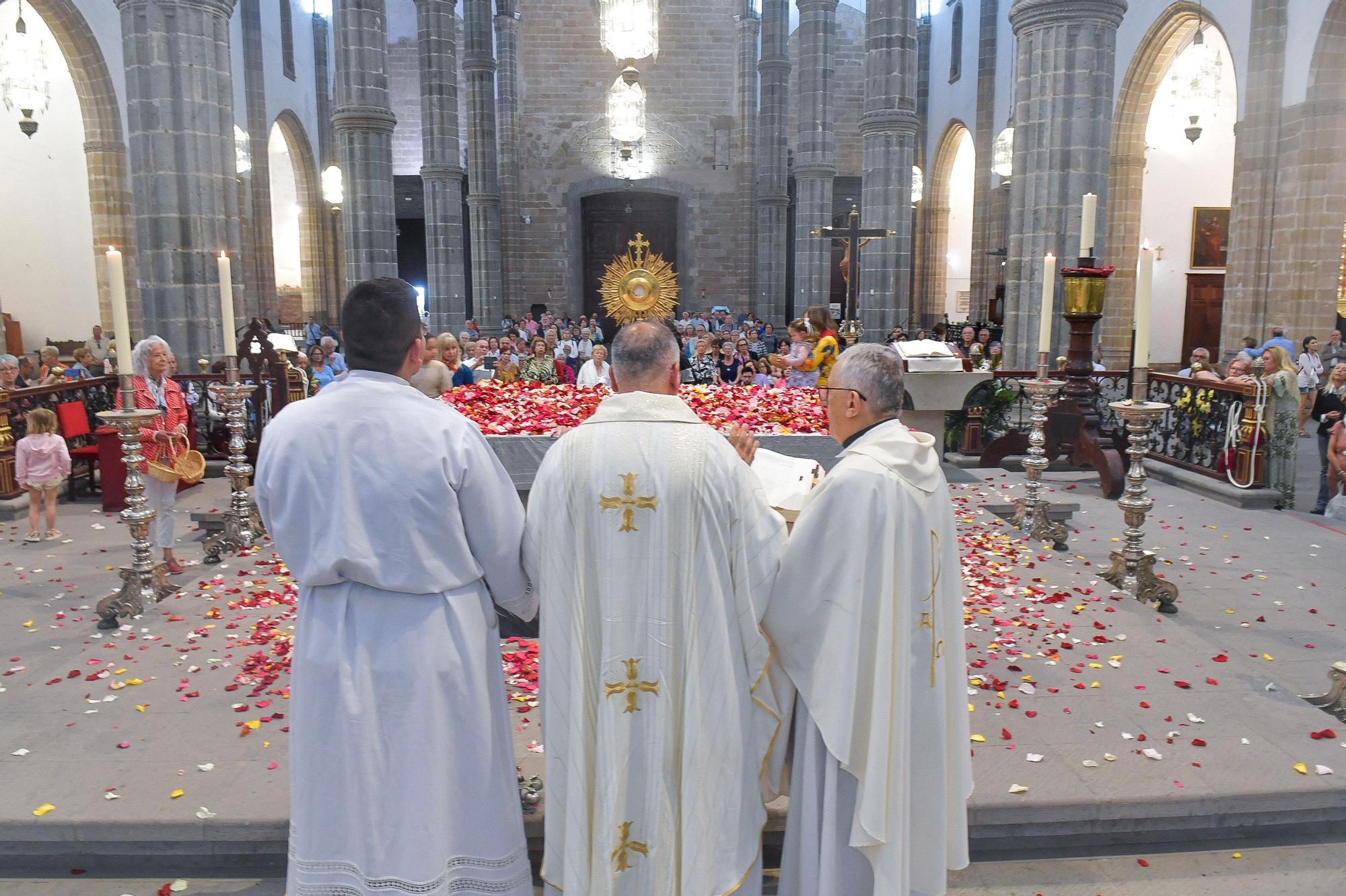 Lluvia de pétalos en la catedral de Santa Ana en Las Palmas de Gran Canaria