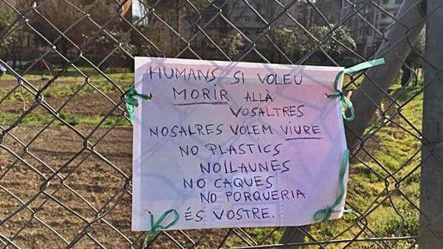 Un cartell per denunciar la brutícia de les hortes