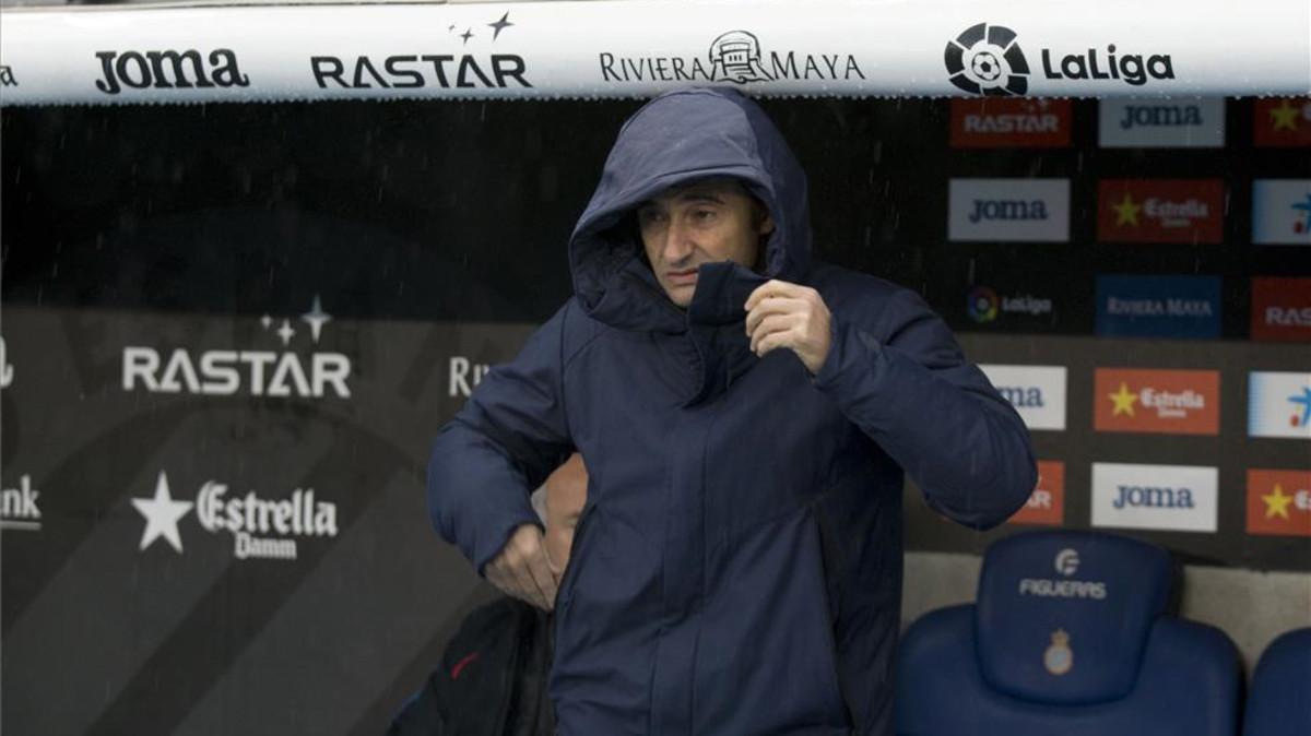 Ernesto Valverde, protegiéndose del temporal