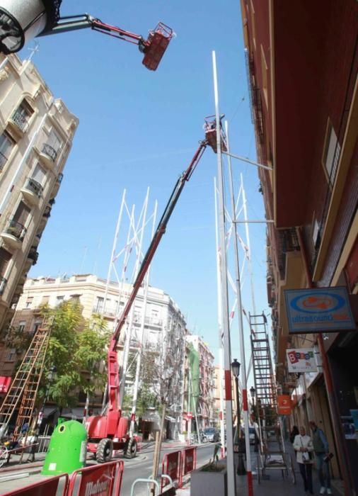 Polémica instalación de las luces de Fallas en la calle Sueca