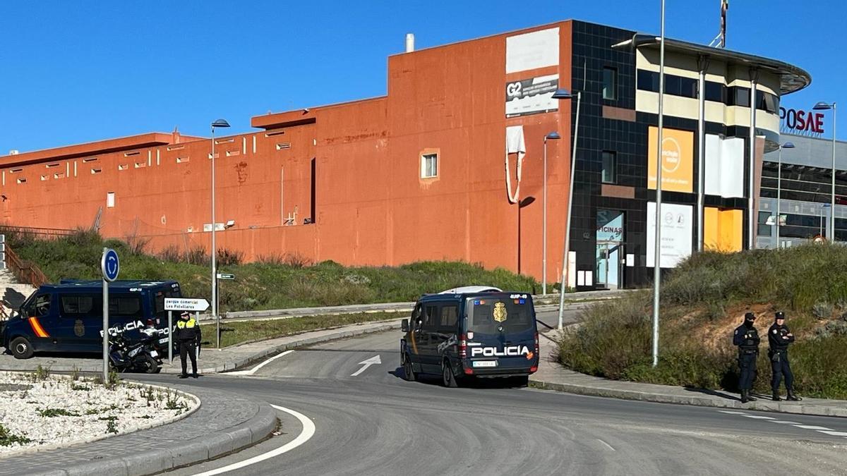 Policías en la rotonda de acceso a la A-45