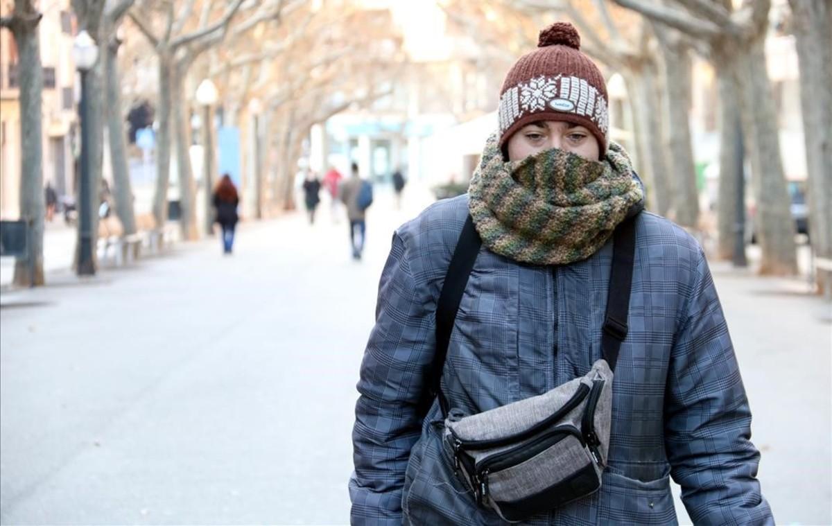 Un vecino de Manresa, en el paseo Pere III, protegido ante las bajas temperaturas.