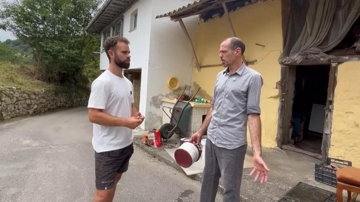 Ibon Berasategui junto a Axel, hablando de los gastos de luz y gas en una aldea