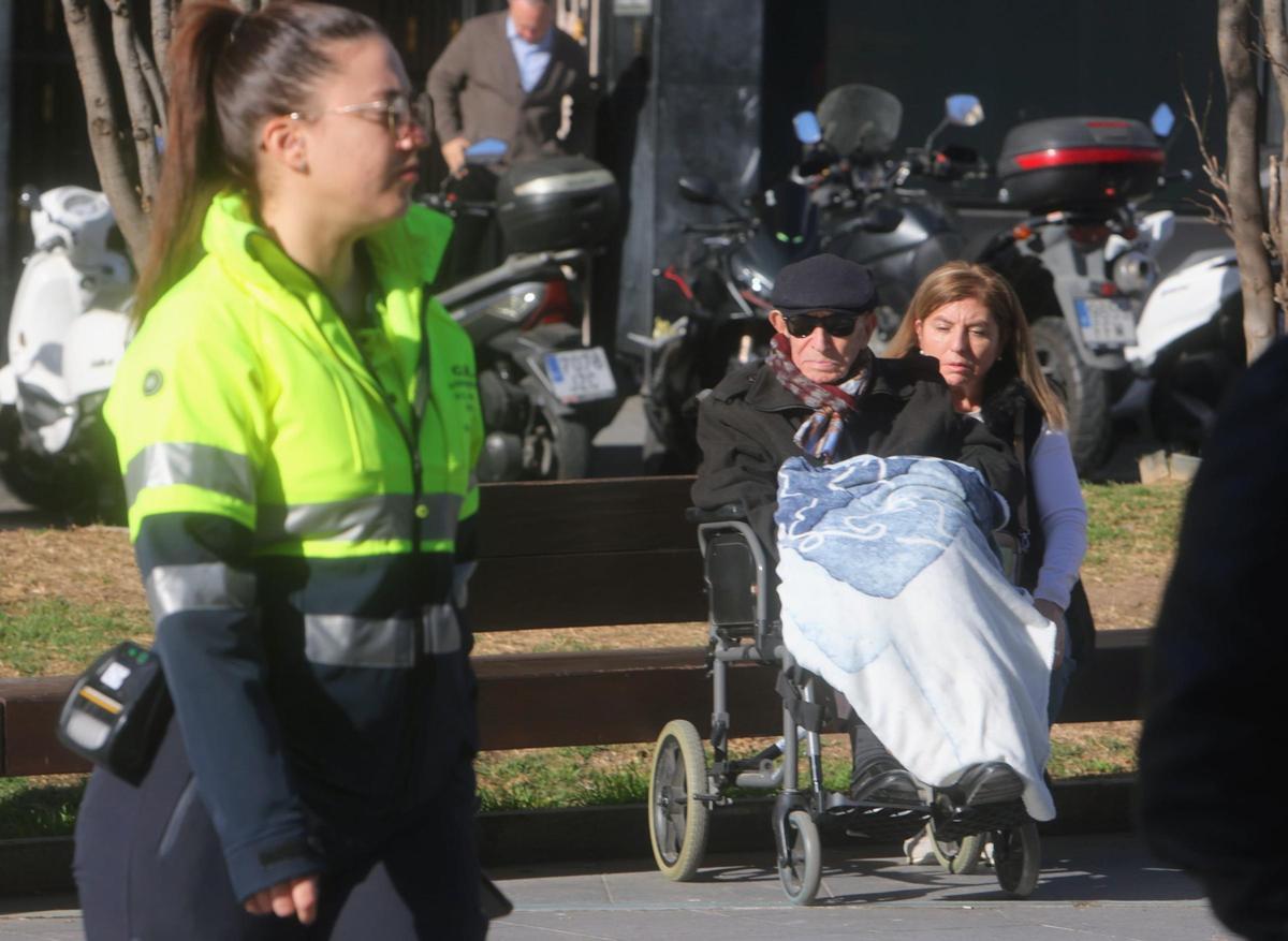 "Los martes al sol" en Alicante: el buen tiempo invita a salir a la calle en pleno enero